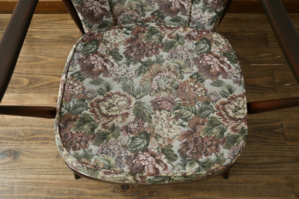 イギリスヴィンテージ　ERCOL(アーコール)　フープバックデザインで後ろ姿も抜かりなしのイージーチェア　(R-085248)