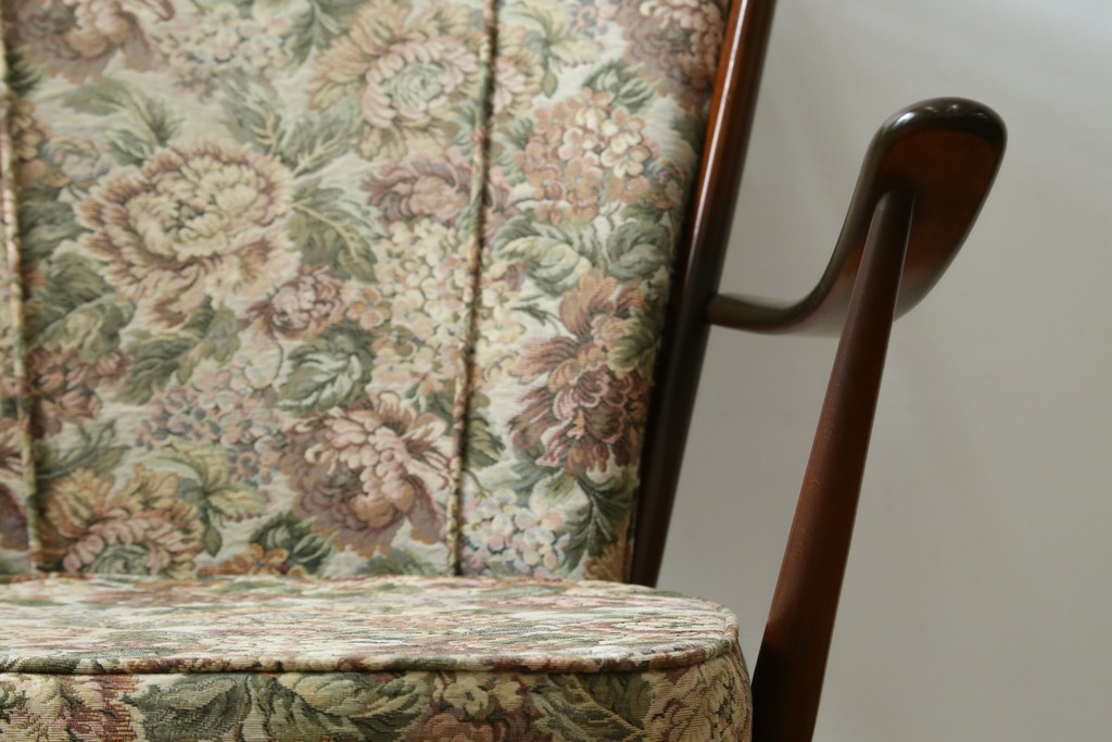 イギリスヴィンテージ　ERCOL(アーコール)　フープバックデザインで後ろ姿も抜かりなしのイージーチェア　(R-085248)