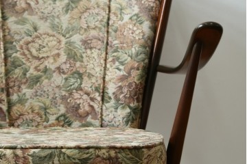 イギリスヴィンテージ　ERCOL(アーコール)　フープバックデザインで後ろ姿も抜かりなしのイージーチェア　(R-085248)