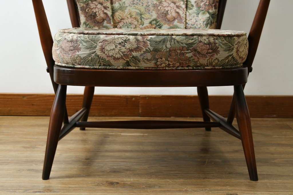 イギリスヴィンテージ　ERCOL(アーコール)　フープバックデザインで後ろ姿も抜かりなしのイージーチェア　(R-085248)