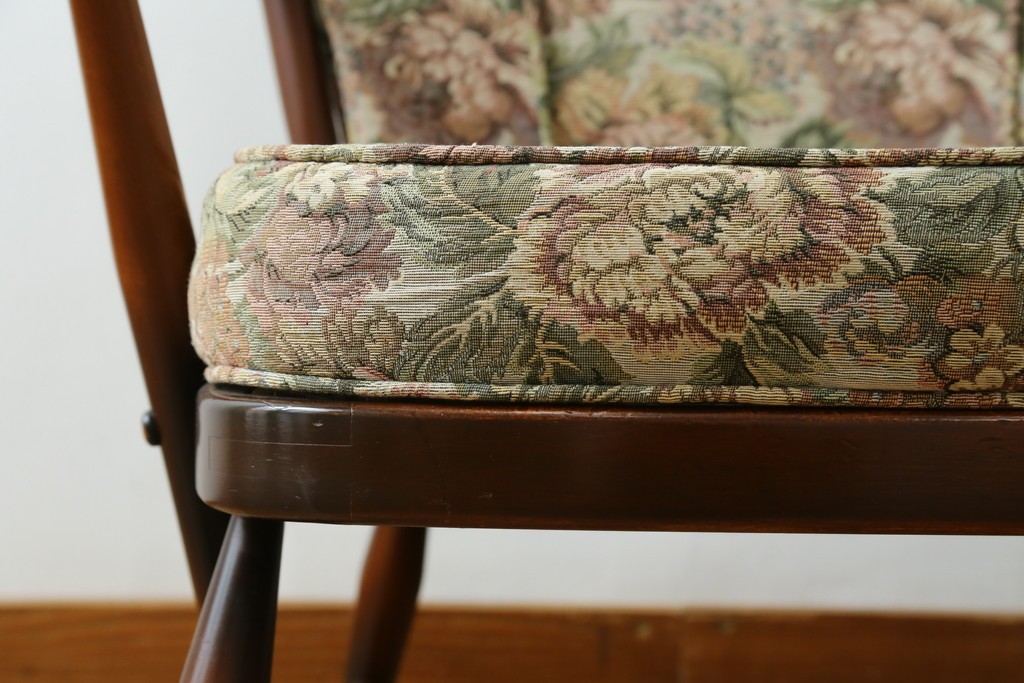 イギリスヴィンテージ　ERCOL(アーコール)　フープバックデザインで後ろ姿も抜かりなしのイージーチェア　(R-085248)