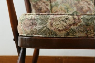 イギリスヴィンテージ　ERCOL(アーコール)　フープバックデザインで後ろ姿も抜かりなしのイージーチェア　(R-085248)