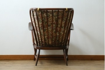 イギリスヴィンテージ　ERCOL(アーコール)　フープバックデザインで後ろ姿も抜かりなしのイージーチェア　(R-085248)