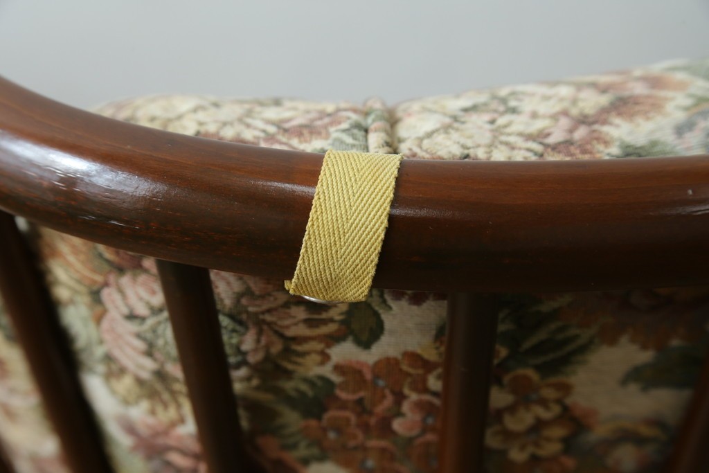 イギリスヴィンテージ　ERCOL(アーコール)　フープバックデザインで後ろ姿も抜かりなしのイージーチェア　(R-085248)