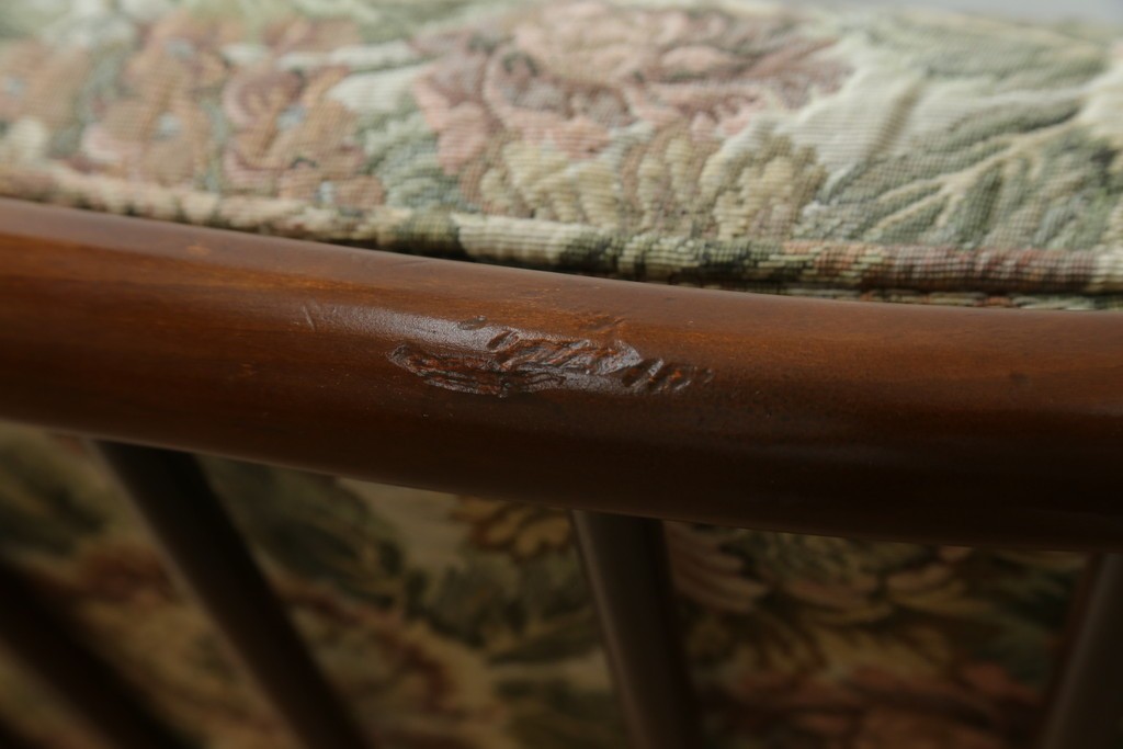 イギリスヴィンテージ　ERCOL(アーコール)　フープバックデザインで後ろ姿も抜かりなしのイージーチェア　(R-085248)