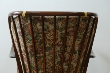 イギリスヴィンテージ　ERCOL(アーコール)　フープバックデザインで後ろ姿も抜かりなしのイージーチェア　(R-085248)