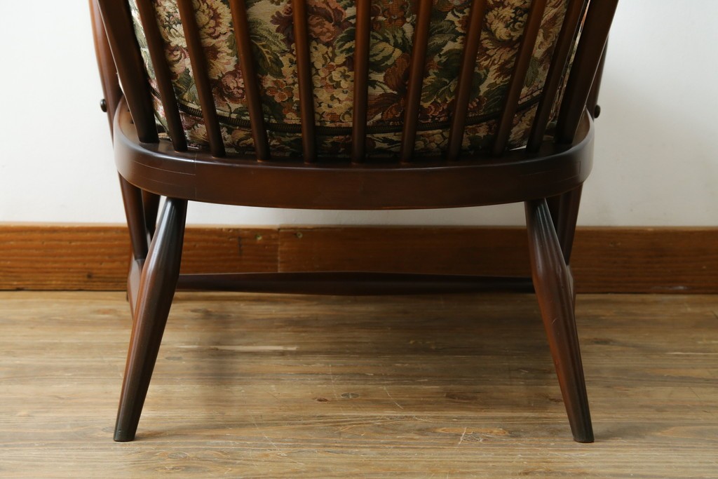 イギリスヴィンテージ　ERCOL(アーコール)　フープバックデザインで後ろ姿も抜かりなしのイージーチェア　(R-085248)