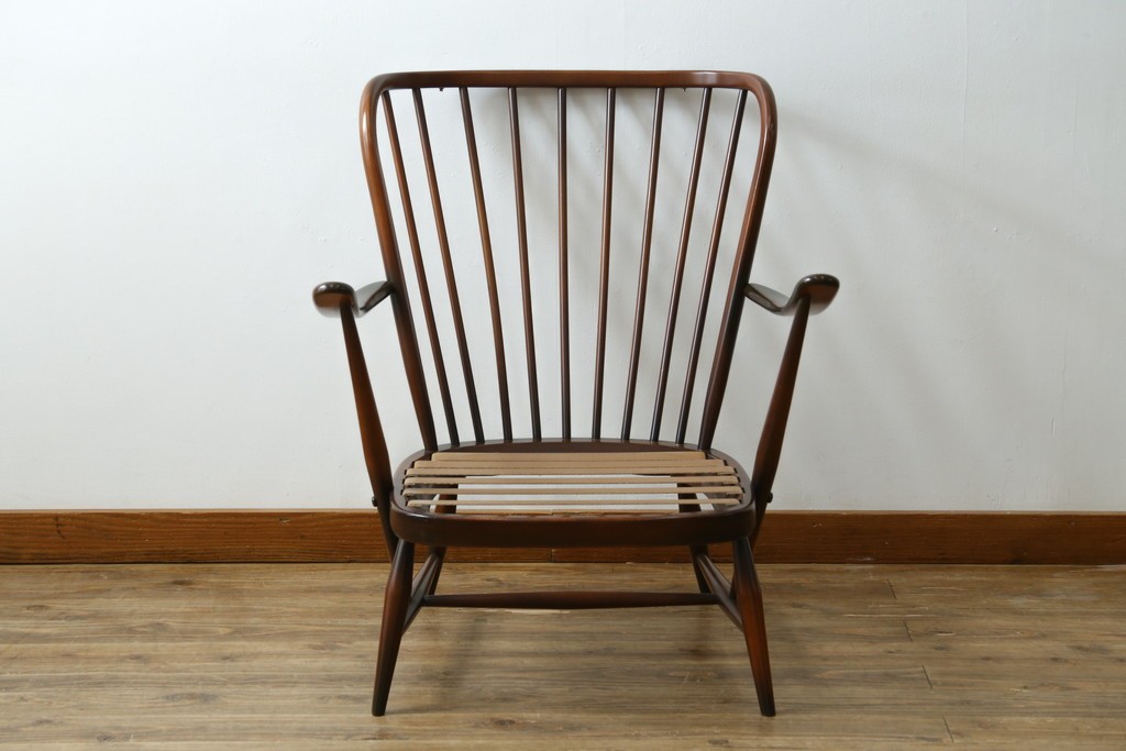 イギリスヴィンテージ　ERCOL(アーコール)　フープバックデザインで後ろ姿も抜かりなしのイージーチェア　(R-085248)