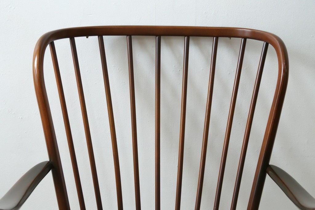 イギリスヴィンテージ　ERCOL(アーコール)　フープバックデザインで後ろ姿も抜かりなしのイージーチェア　(R-085248)