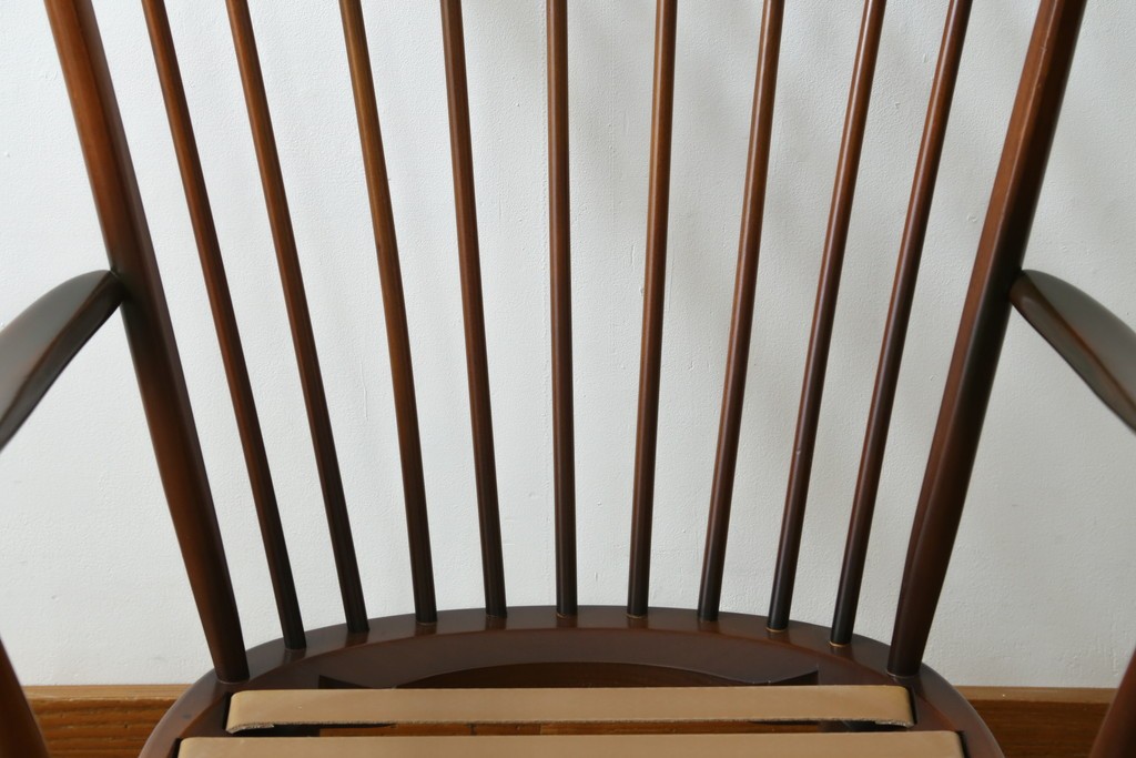 イギリスヴィンテージ　ERCOL(アーコール)　フープバックデザインで後ろ姿も抜かりなしのイージーチェア　(R-085248)