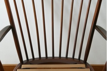 イギリスヴィンテージ　ERCOL(アーコール)　フープバックデザインで後ろ姿も抜かりなしのイージーチェア　(R-085248)