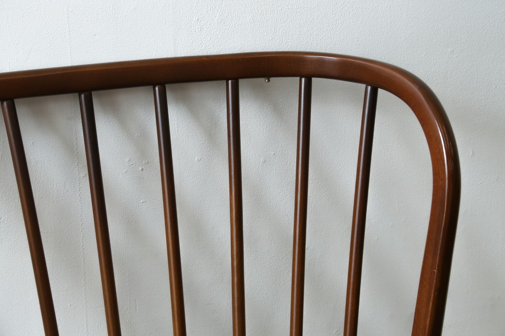 イギリスヴィンテージ　ERCOL(アーコール)　フープバックデザインで後ろ姿も抜かりなしのイージーチェア　(R-085248)