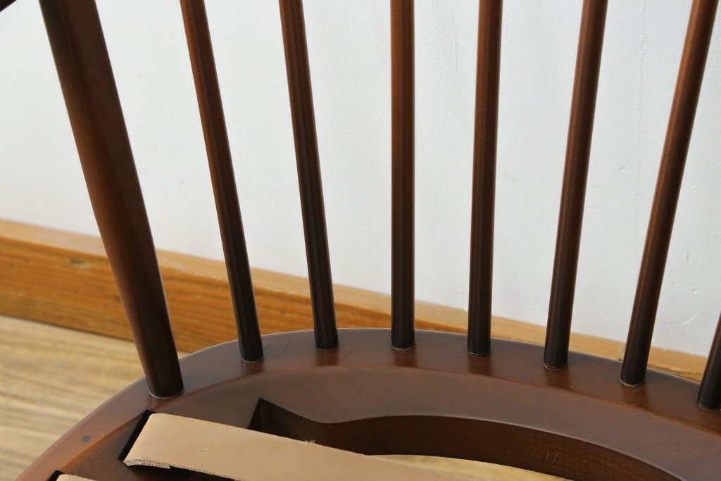 イギリスヴィンテージ　ERCOL(アーコール)　フープバックデザインで後ろ姿も抜かりなしのイージーチェア　(R-085248)