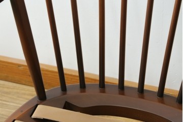 イギリスヴィンテージ　ERCOL(アーコール)　フープバックデザインで後ろ姿も抜かりなしのイージーチェア　(R-085248)