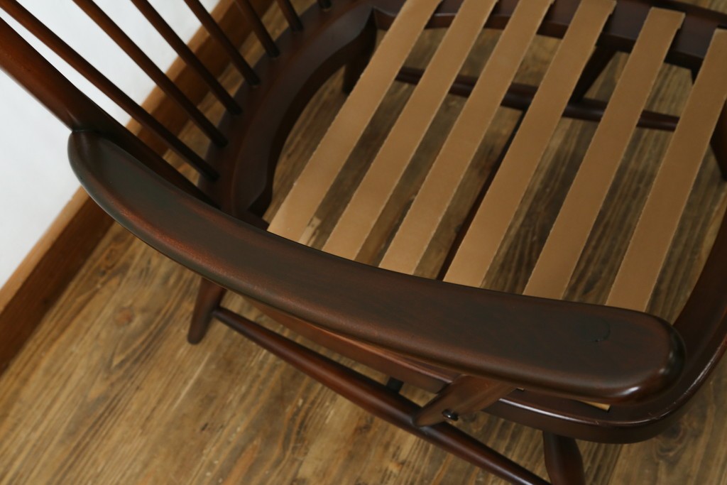 イギリスヴィンテージ　ERCOL(アーコール)　フープバックデザインで後ろ姿も抜かりなしのイージーチェア　(R-085248)
