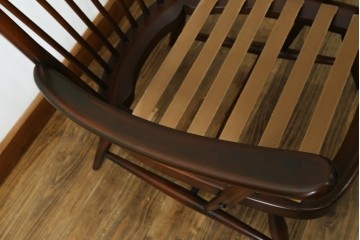 イギリスヴィンテージ　ERCOL(アーコール)　フープバックデザインで後ろ姿も抜かりなしのイージーチェア　(R-085248)