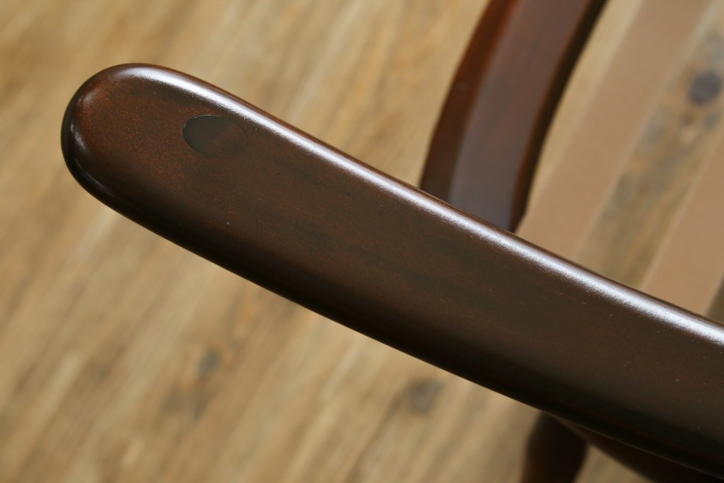 イギリスヴィンテージ　ERCOL(アーコール)　フープバックデザインで後ろ姿も抜かりなしのイージーチェア　(R-085248)