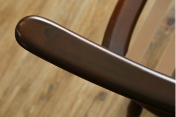 イギリスヴィンテージ　ERCOL(アーコール)　フープバックデザインで後ろ姿も抜かりなしのイージーチェア　(R-085248)