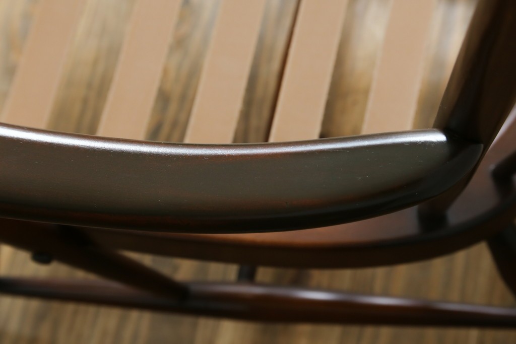イギリスヴィンテージ　ERCOL(アーコール)　フープバックデザインで後ろ姿も抜かりなしのイージーチェア　(R-085248)
