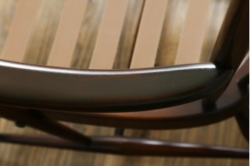 イギリスヴィンテージ　ERCOL(アーコール)　フープバックデザインで後ろ姿も抜かりなしのイージーチェア　(R-085248)