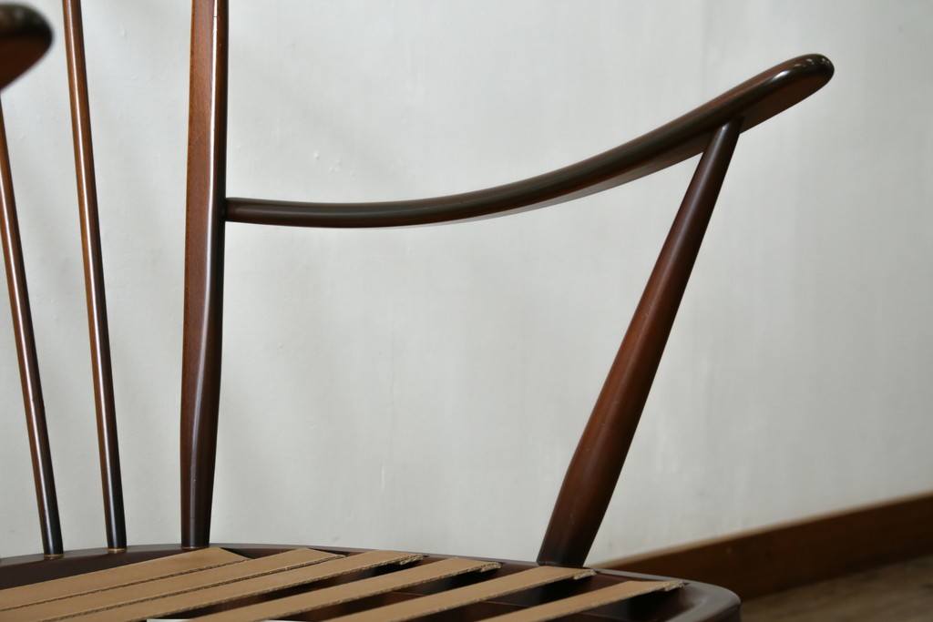 イギリスヴィンテージ　ERCOL(アーコール)　フープバックデザインで後ろ姿も抜かりなしのイージーチェア　(R-085248)