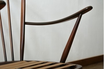 イギリスヴィンテージ　ERCOL(アーコール)　フープバックデザインで後ろ姿も抜かりなしのイージーチェア　(R-085248)