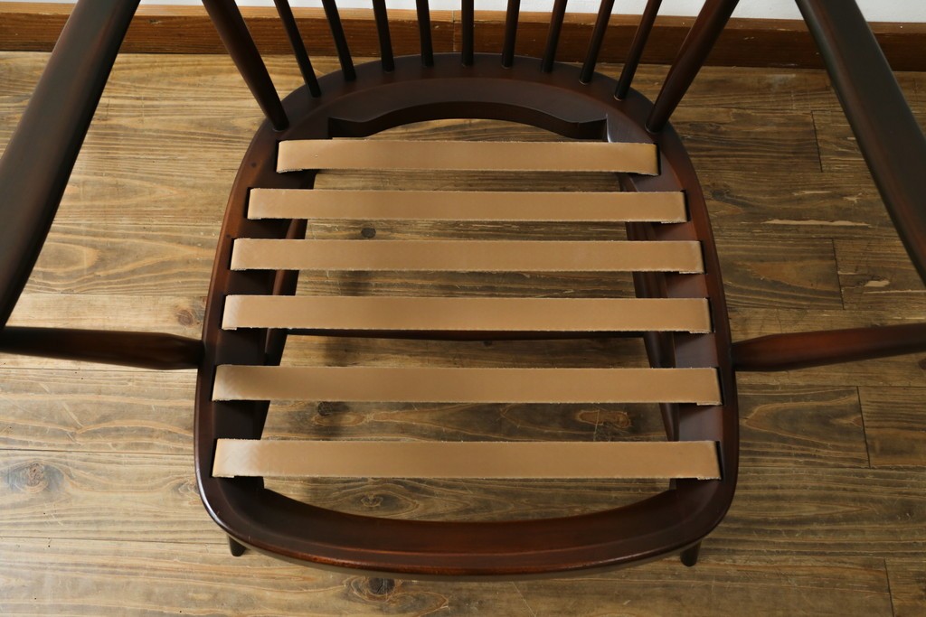 イギリスヴィンテージ　ERCOL(アーコール)　フープバックデザインで後ろ姿も抜かりなしのイージーチェア　(R-085248)