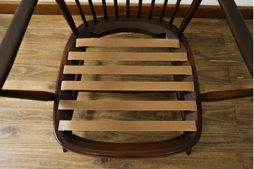 イギリスヴィンテージ　ERCOL(アーコール)　フープバックデザインで後ろ姿も抜かりなしのイージーチェア　(R-085248)