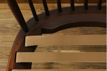イギリスヴィンテージ　ERCOL(アーコール)　フープバックデザインで後ろ姿も抜かりなしのイージーチェア　(R-085248)