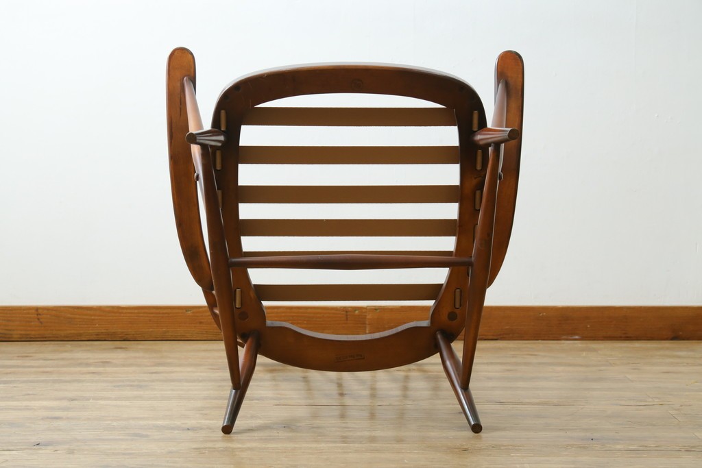 イギリスヴィンテージ　ERCOL(アーコール)　フープバックデザインで後ろ姿も抜かりなしのイージーチェア　(R-085248)