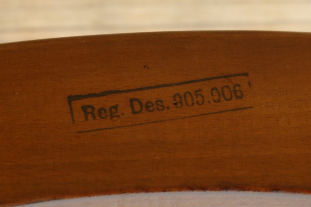イギリスヴィンテージ　ERCOL(アーコール)　フープバックデザインで後ろ姿も抜かりなしのイージーチェア　(R-085248)