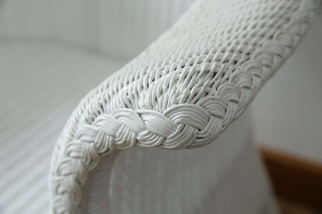 中古　美品　アンティーク家具ショップHandleオリジナル　Lusty's Japan LTD.　LLOYD LOOM(ロイドルーム)　Dessert(デザート)　背もたれの編み模様がアクセントのアームチェア　定価約13万3千円　(R-085249)