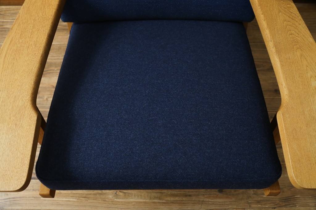 デンマーク家具　GETAMA(ゲタマ)　Hans J Wegner(ハンス・J・ウェグナー)　GE375　オーク材　美しい木肌と端正なフォルムのハイバックチェア　(R-085251)