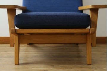 デンマーク家具　GETAMA(ゲタマ)　Hans J Wegner(ハンス・J・ウェグナー)　GE375　オーク材　美しい木肌と端正なフォルムのハイバックチェア　(R-085251)