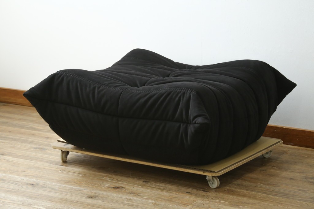 中古　2023年2月購入　Ligne roset(リーン・ロゼ)　ROSETTOGO(ロゼトーゴ)　ウルトラスエード(Lランク)パフ　洗練されたモダンデザインのオットマン　定価19万8千円　(R-085252)