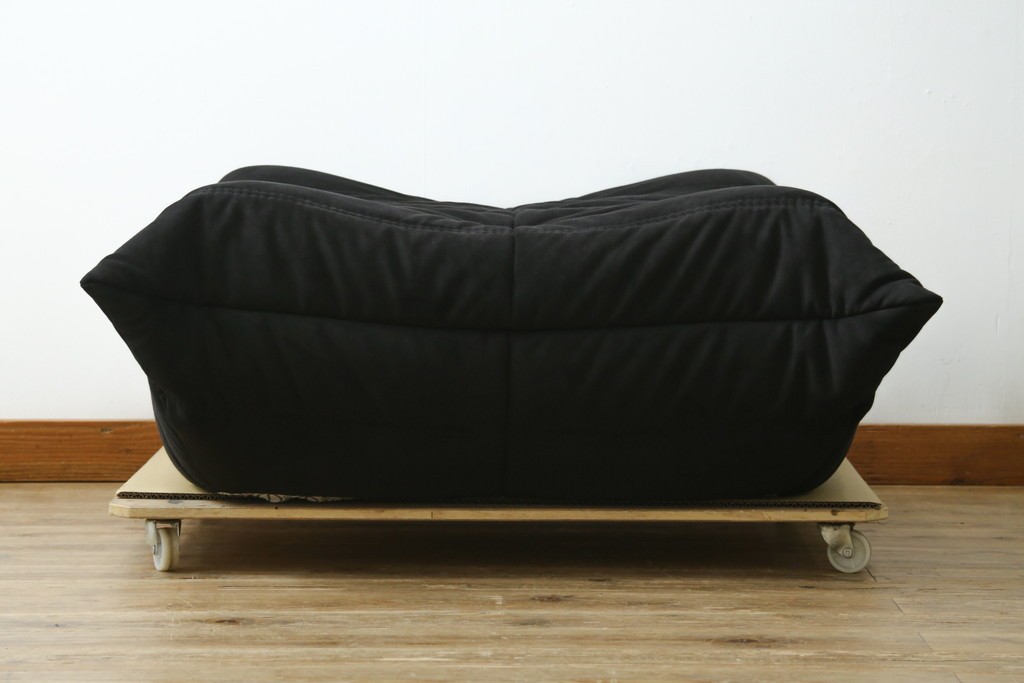 中古　2023年2月購入　Ligne roset(リーン・ロゼ)　ROSETTOGO(ロゼトーゴ)　ウルトラスエード(Lランク)パフ　洗練されたモダンデザインのオットマン　定価19万8千円　(R-085252)
