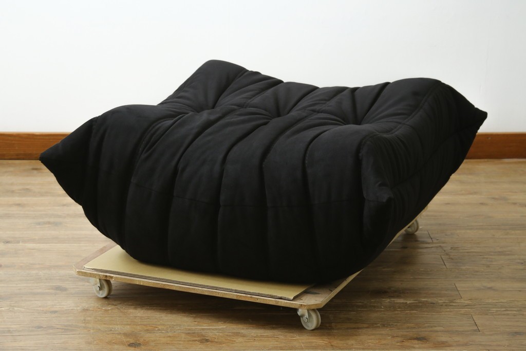 中古　2023年2月購入　Ligne roset(リーン・ロゼ)　ROSETTOGO(ロゼトーゴ)　ウルトラスエード(Lランク)パフ　洗練されたモダンデザインのオットマン　定価19万8千円　(R-085252)