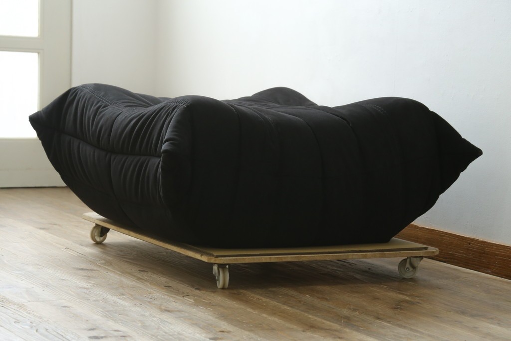 中古　2023年2月購入　Ligne roset(リーン・ロゼ)　ROSETTOGO(ロゼトーゴ)　ウルトラスエード(Lランク)パフ　洗練されたモダンデザインのオットマン　定価19万8千円　(R-085252)