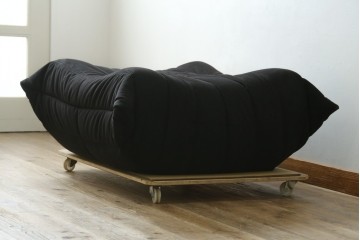 中古　2023年2月購入　Ligne roset(リーン・ロゼ)　ROSETTOGO(ロゼトーゴ)　ウルトラスエード(Lランク)パフ　洗練されたモダンデザインのオットマン　定価19万8千円　(R-085252)