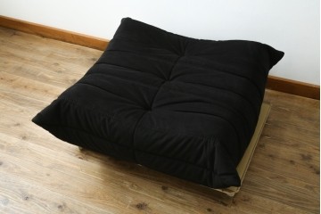 中古　2023年2月購入　Ligne roset(リーン・ロゼ)　ROSETTOGO(ロゼトーゴ)　ウルトラスエード(Lランク)パフ　洗練されたモダンデザインのオットマン　定価19万8千円　(R-085252)