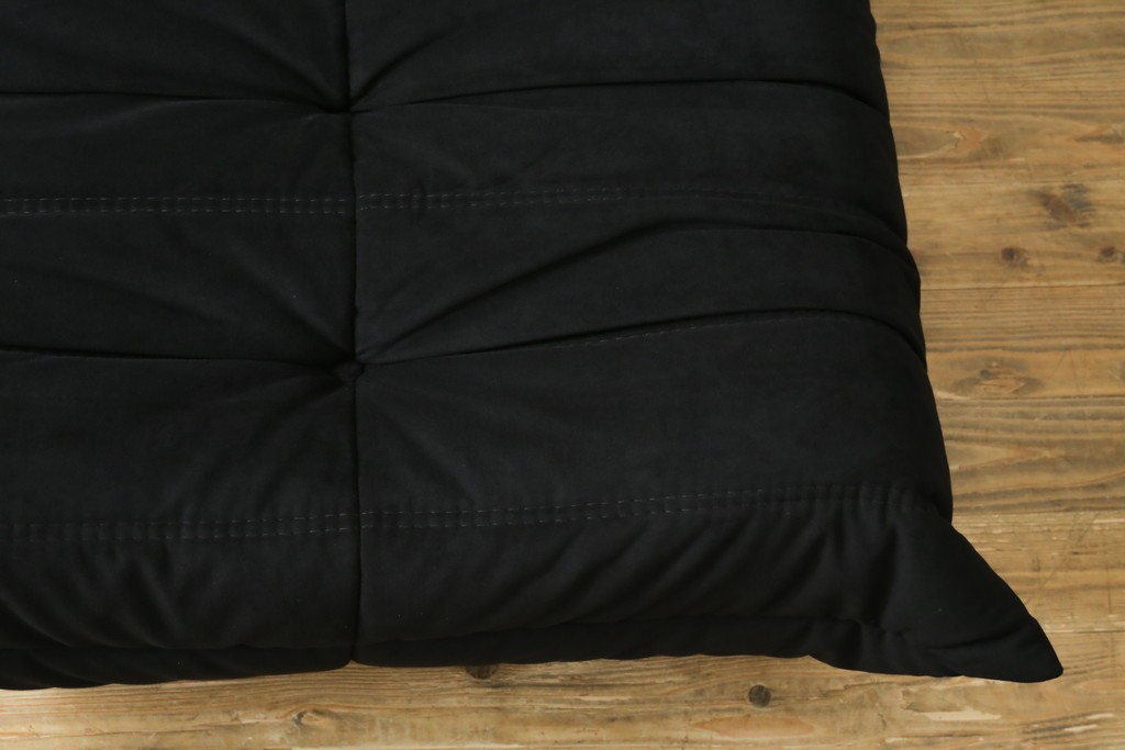 中古　2023年2月購入　Ligne roset(リーン・ロゼ)　ROSETTOGO(ロゼトーゴ)　ウルトラスエード(Lランク)パフ　洗練されたモダンデザインのオットマン　定価19万8千円　(R-085252)