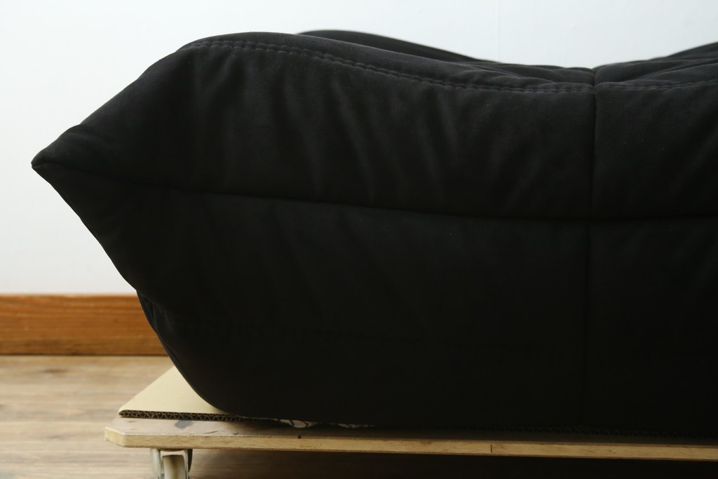 中古　2023年2月購入　Ligne roset(リーン・ロゼ)　ROSETTOGO(ロゼトーゴ)　ウルトラスエード(Lランク)パフ　洗練されたモダンデザインのオットマン　定価19万8千円　(R-085252)