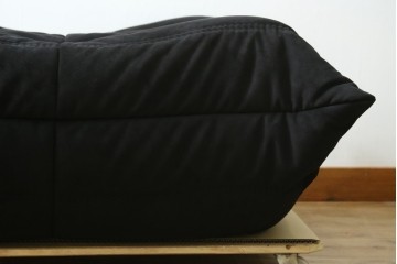 中古　2023年2月購入　Ligne roset(リーン・ロゼ)　ROSETTOGO(ロゼトーゴ)　ウルトラスエード(Lランク)パフ　洗練されたモダンデザインのオットマン　定価19万8千円　(R-085252)