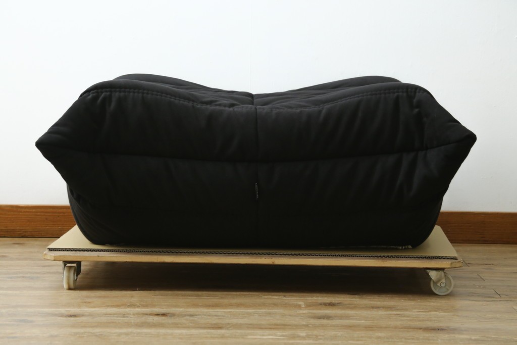 中古　2023年2月購入　Ligne roset(リーン・ロゼ)　ROSETTOGO(ロゼトーゴ)　ウルトラスエード(Lランク)パフ　洗練されたモダンデザインのオットマン　定価19万8千円　(R-085252)