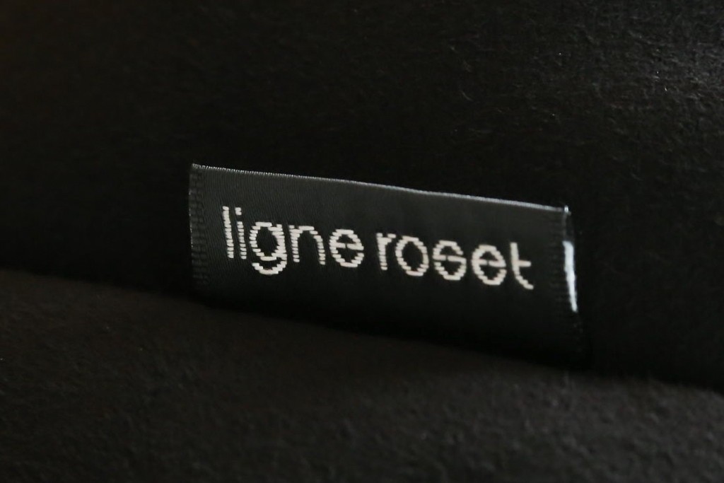 中古　2023年2月購入　Ligne roset(リーン・ロゼ)　ROSETTOGO(ロゼトーゴ)　ウルトラスエード(Lランク)パフ　洗練されたモダンデザインのオットマン　定価19万8千円　(R-085252)