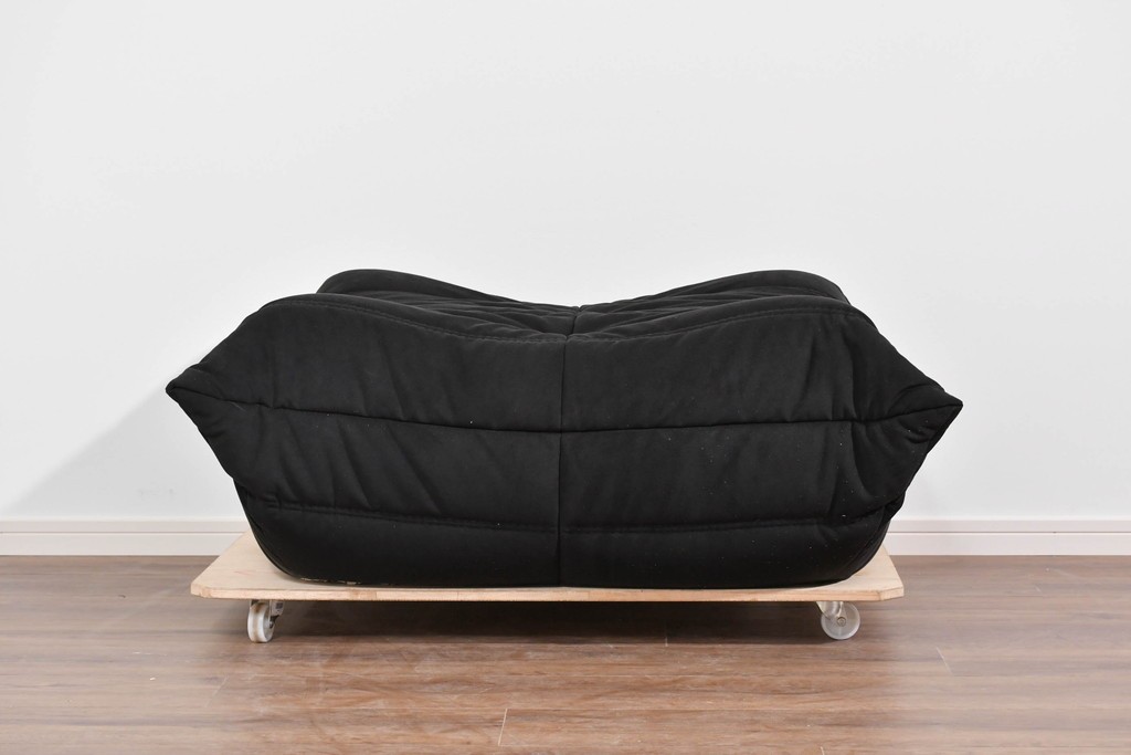 中古　2023年2月購入　Ligne roset(リーン・ロゼ)　ROSETTOGO(ロゼトーゴ)　ウルトラスエード(Lランク)パフ　洗練されたモダンデザインのオットマン　定価19万8千円　(R-085252)