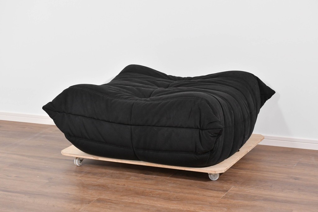 中古　2023年2月購入　Ligne roset(リーン・ロゼ)　ROSETTOGO(ロゼトーゴ)　ウルトラスエード(Lランク)パフ　洗練されたモダンデザインのオットマン　定価19万8千円　(R-085252)