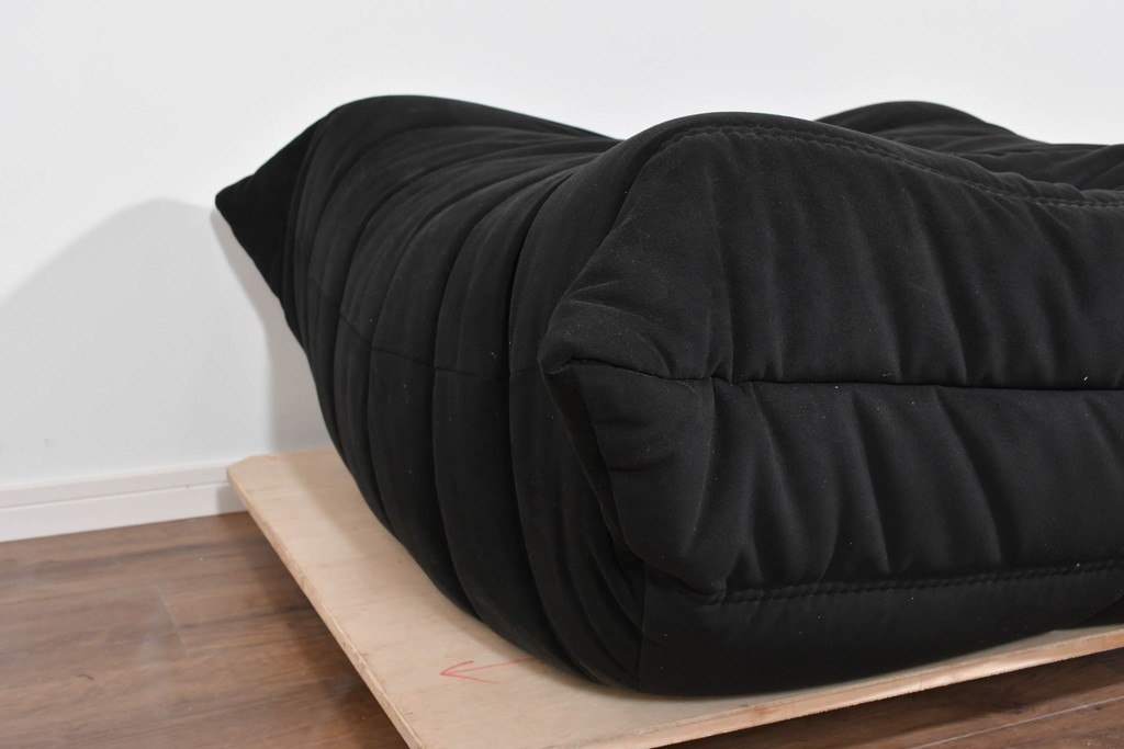 中古　2023年2月購入　Ligne roset(リーン・ロゼ)　ROSETTOGO(ロゼトーゴ)　ウルトラスエード(Lランク)パフ　洗練されたモダンデザインのオットマン　定価19万8千円　(R-085252)