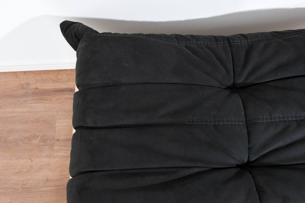 中古　2023年2月購入　Ligne roset(リーン・ロゼ)　ROSETTOGO(ロゼトーゴ)　ウルトラスエード(Lランク)パフ　洗練されたモダンデザインのオットマン　定価19万8千円　(R-085252)