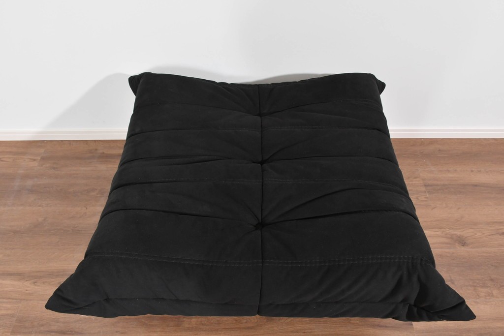 中古　2023年2月購入　Ligne roset(リーン・ロゼ)　ROSETTOGO(ロゼトーゴ)　ウルトラスエード(Lランク)パフ　洗練されたモダンデザインのオットマン　定価19万8千円　(R-085252)